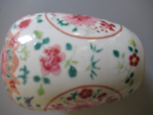 A CHINESE PORCELAIN FAMILLE ROSE JAR of ovoid form painted with roundels of peonies on a scattered Image