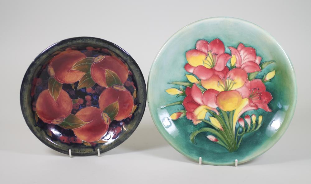 A MOORCROFT POTTERY "POMEGRANATE" PATTERN DISH Image