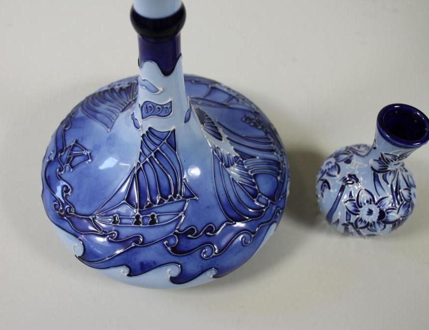 A MOORCROFT POTTERY FLORIAN "YACHT" PATTERN VASE Image