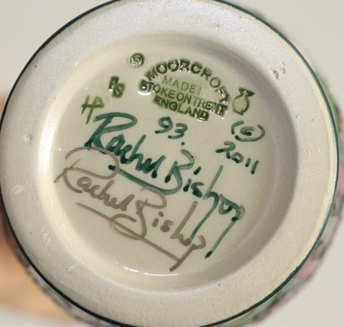 A MOORCROFT POTTERY VASE Image