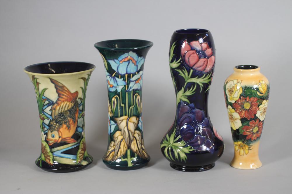 A MOOCROFT POTTERY COLLECTOR'S CLUB "VICTORIANA" PATTERN VASE Image