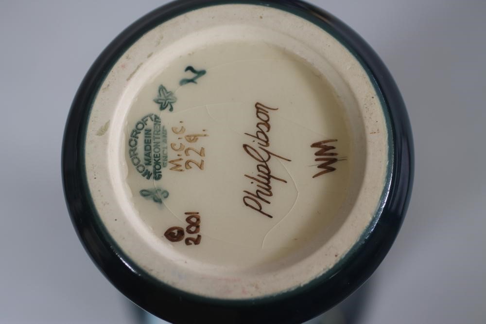 A MOOCROFT POTTERY COLLECTOR'S CLUB "VICTORIANA" PATTERN VASE Image