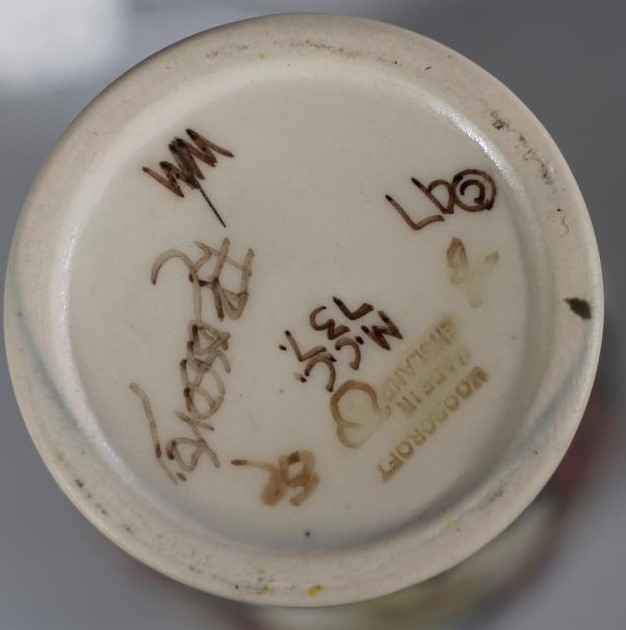 A MOOCROFT POTTERY COLLECTOR'S CLUB "VICTORIANA" PATTERN VASE Image