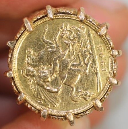 AN EDWARD VII HALF GOLD SOVEREIGN Image