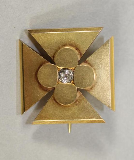 A VICTORIAN DIAMOND SET BROOCH Image