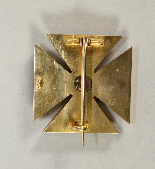 A VICTORIAN DIAMOND SET BROOCH Image