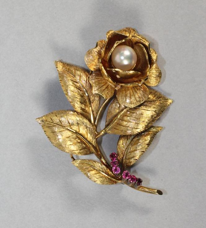AN 18CT GOLD ROSE SPRAY COCKTAIL BROOCH centred by a trembleuse pearl and with a row of six claw set Image