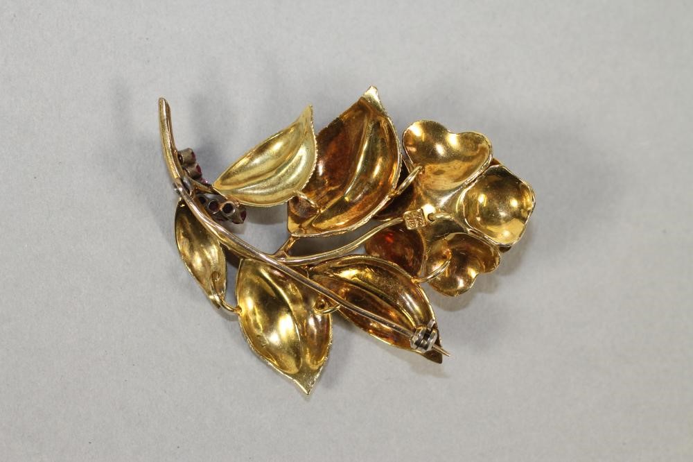 AN 18CT GOLD ROSE SPRAY COCKTAIL BROOCH centred by a trembleuse pearl and with a row of six claw set Image