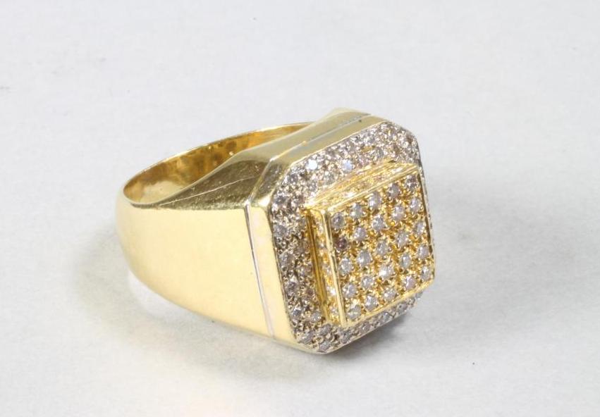 A GENTLEMAN'S 18CT GOLD AND DIAMOND RING Image