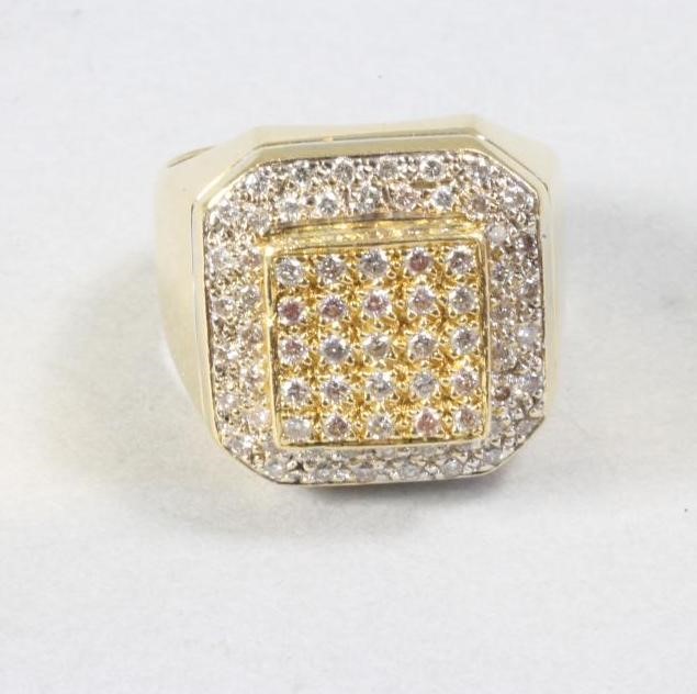 A GENTLEMAN'S 18CT GOLD AND DIAMOND RING Image