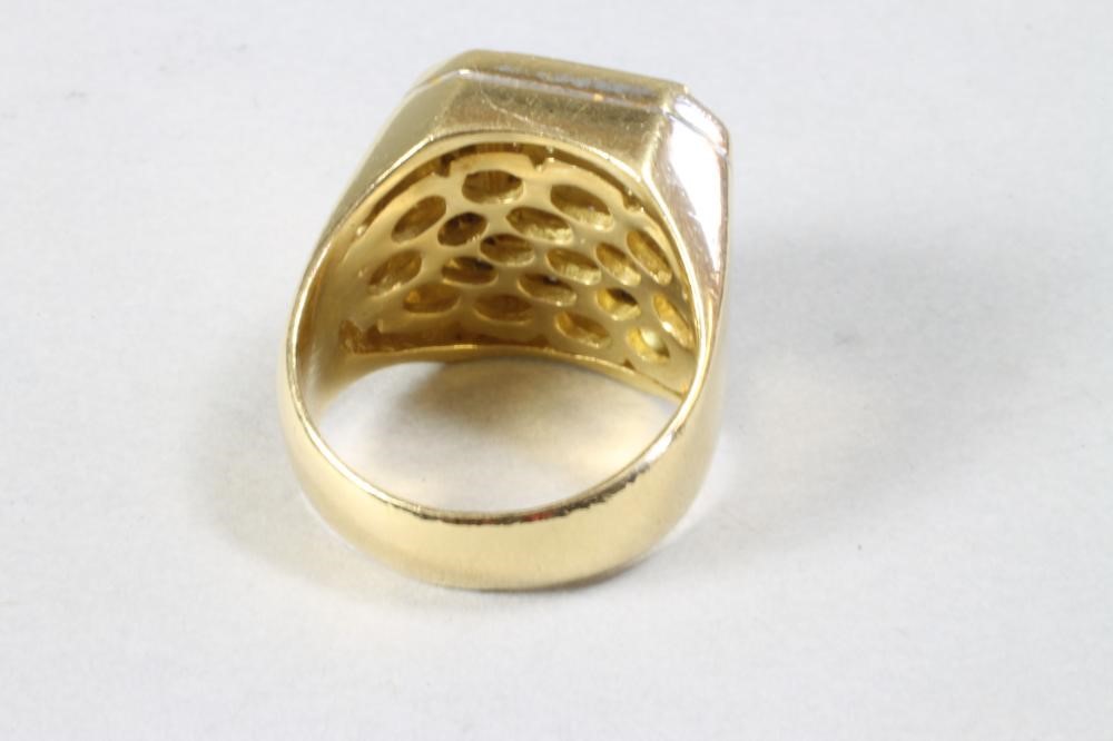 A GENTLEMAN'S 18CT GOLD AND DIAMOND RING Image