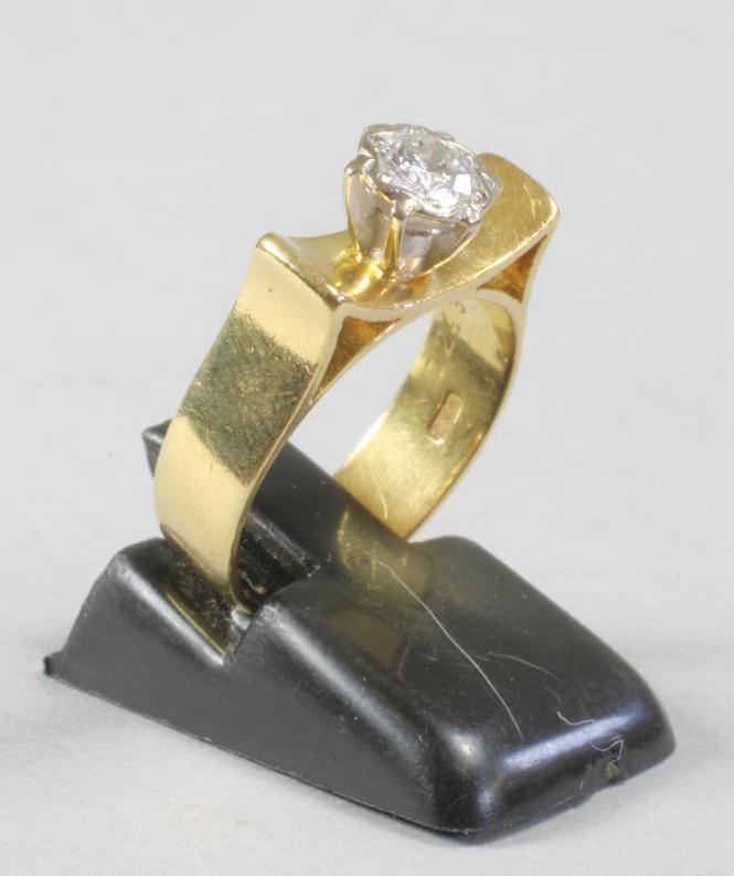 A MODERN SOLITAIRE DIAMOND RING Image
