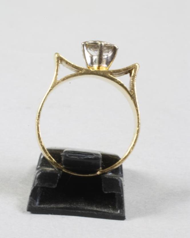 A MODERN SOLITAIRE DIAMOND RING Image