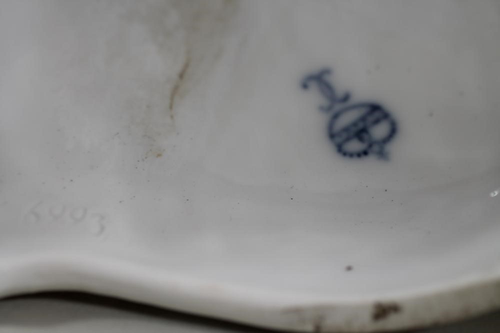 A MEISSEN PORCELAIN FIGURE Image