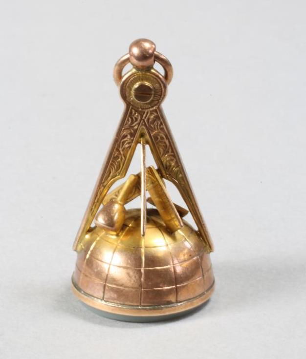 AN EDWARDIAN 9CT GOLD MASONIC FOB SEAL Image
