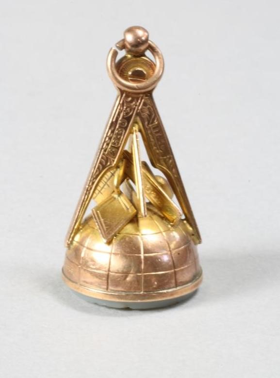 AN EDWARDIAN 9CT GOLD MASONIC FOB SEAL Image
