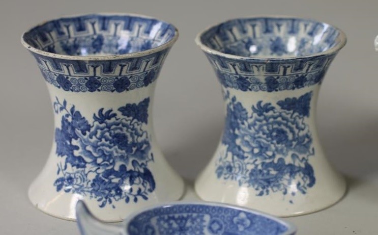 A COLLECTION OF BLUE AND WHITE PRINTED EARTHENWARE Image