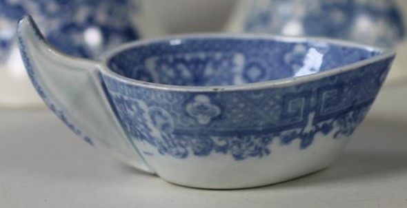 A COLLECTION OF BLUE AND WHITE PRINTED EARTHENWARE Image