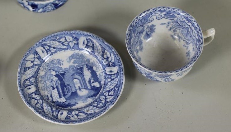 A COLLECTION OF BLUE AND WHITE PRINTED EARTHENWARE Image