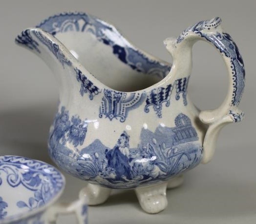 A COLLECTION OF BLUE AND WHITE PRINTED EARTHENWARE Image