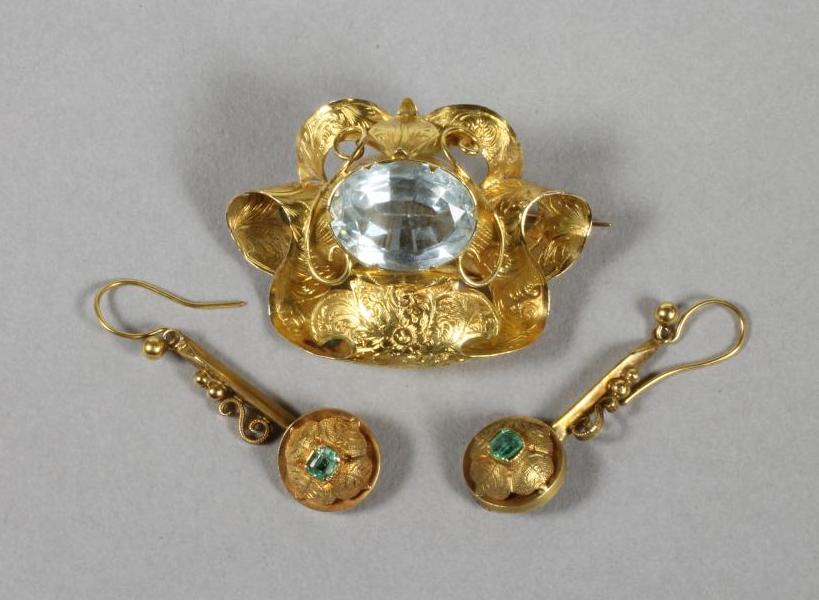 A VICTORIAN OPEN SCROLL BROOCH Image