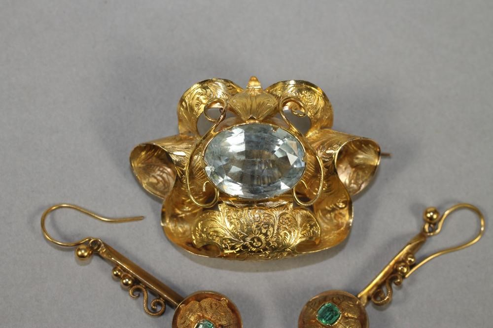 A VICTORIAN OPEN SCROLL BROOCH Image