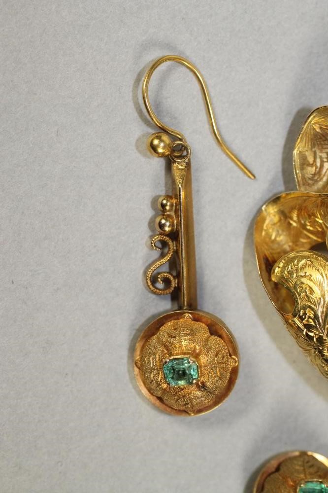 A VICTORIAN OPEN SCROLL BROOCH Image