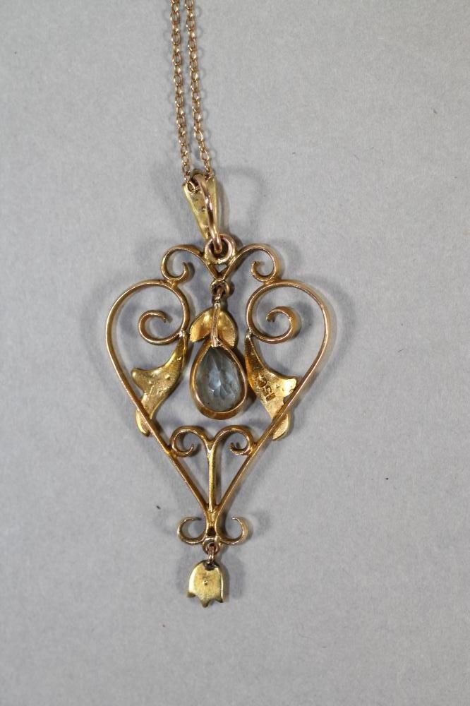 A LATE VICTORIAN 15CT GOLD WIREWORK PENDANT Image