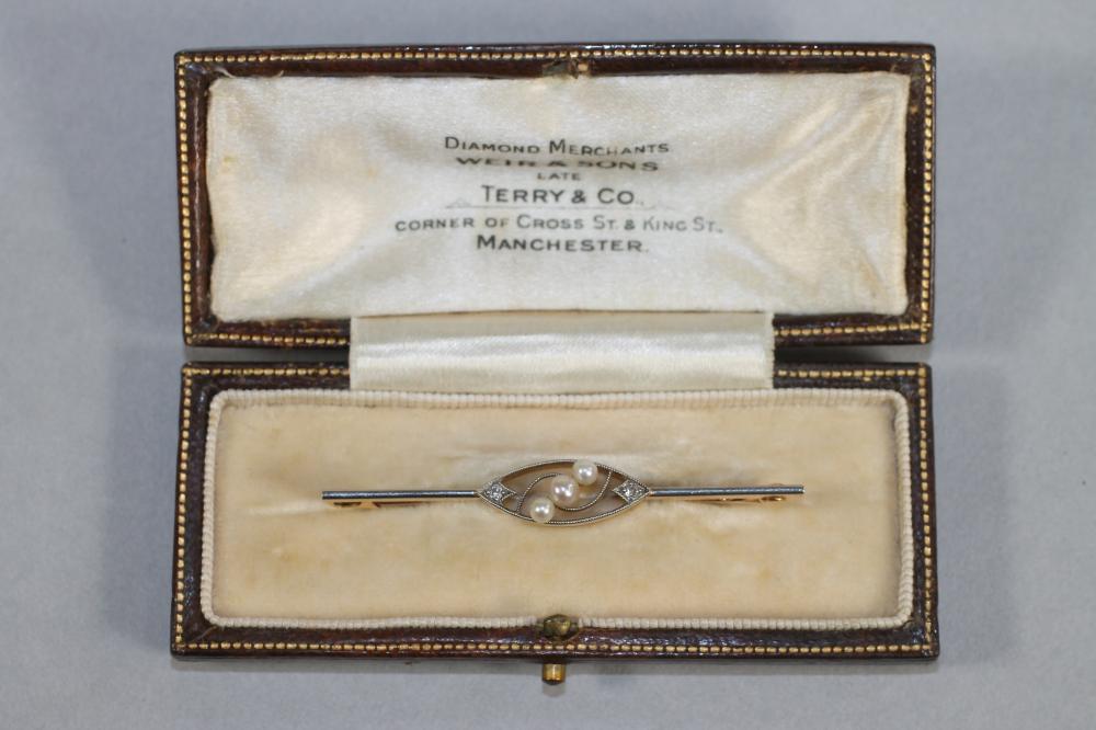 A 15CT GOLD BAR BROOCH Image