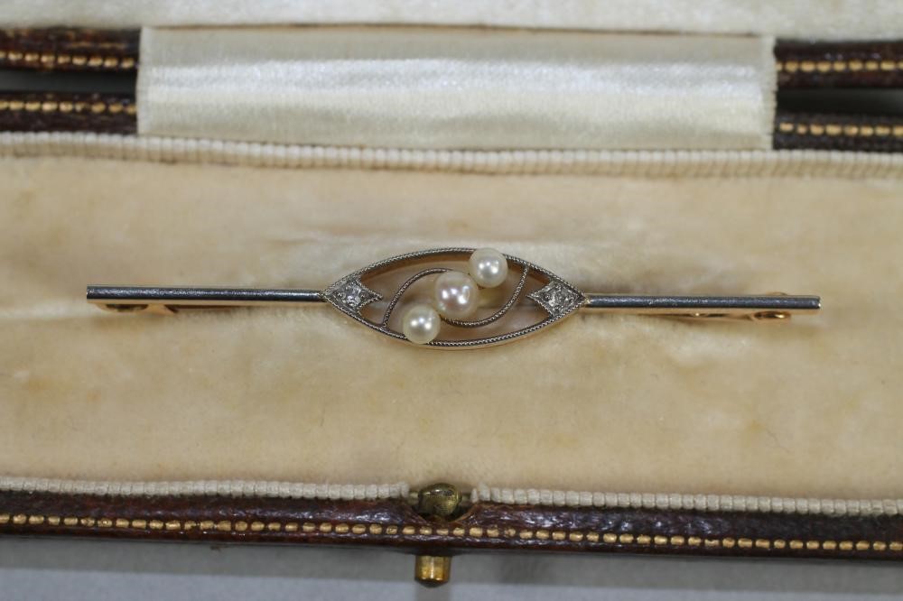 A 15CT GOLD BAR BROOCH Image