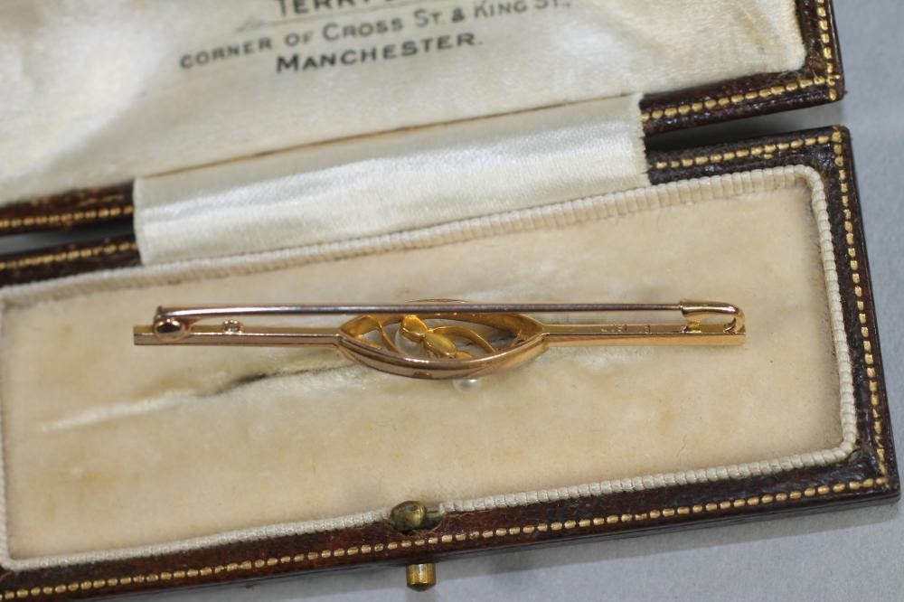 A 15CT GOLD BAR BROOCH Image