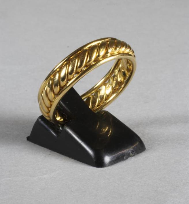 A GENTLEMAN'S 18CT GOLD ROPE TWIST WEDDING RING Image
