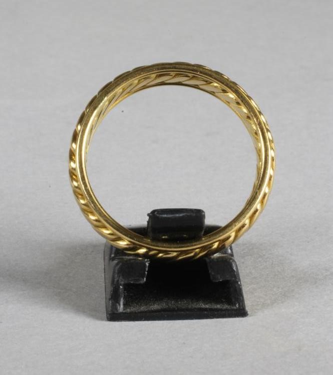 A GENTLEMAN'S 18CT GOLD ROPE TWIST WEDDING RING Image