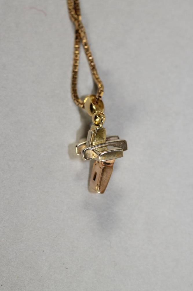 A MODERN ITALIAN 18CT GOLD THREE COLOUR ARTICULATED CROSS PENDANT Image
