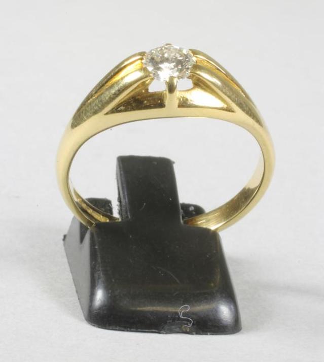 A GENTLEMAN'S SOLITAIRE DIAMOND RING Image