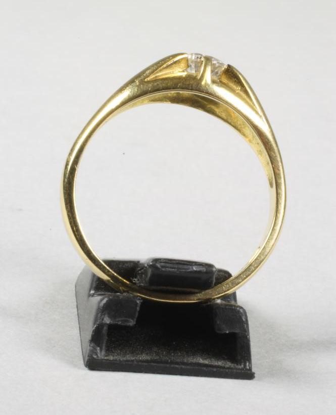 A GENTLEMAN'S SOLITAIRE DIAMOND RING Image