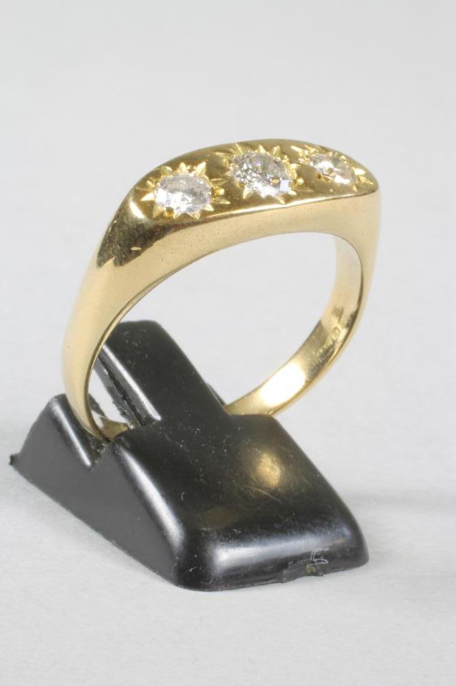 A GENTLEMAN'S THREE STONE DIAMOND RING Image