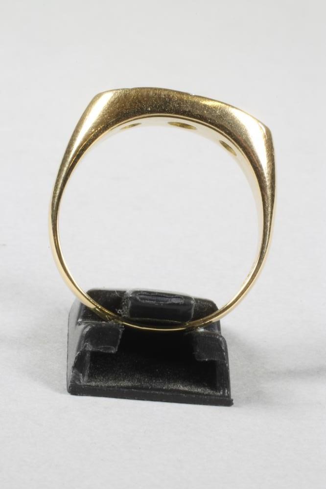 A GENTLEMAN'S THREE STONE DIAMOND RING Image