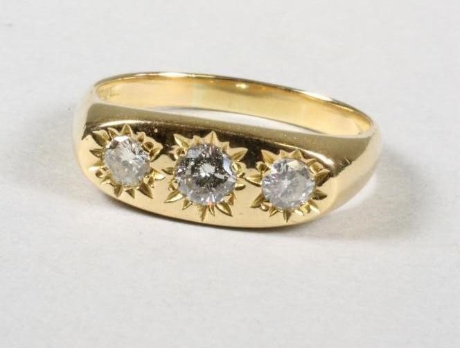 A GENTLEMAN'S THREE STONE DIAMOND RING Image