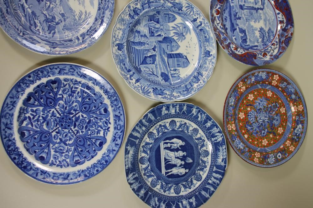 A COLLECTION OF TWELVE SPODE BLUE AND WHITE PRINTED EARTHENWARE PLATES Image