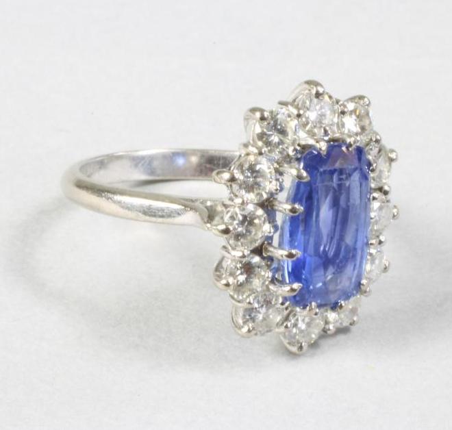 A SAPPHIRE AND DIAMOND CLUSTER RING Image