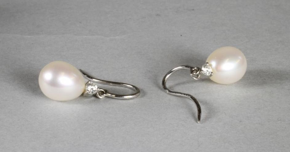 A PAIR OF PEARL DROP EARRINGS Image