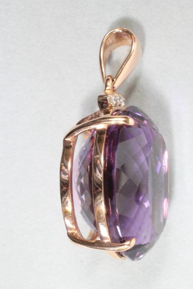 A LARGE AMETHYST PENDANT Image