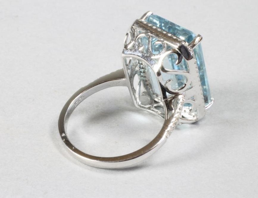 AN AQUAMARINE COCKTAIL RING Image