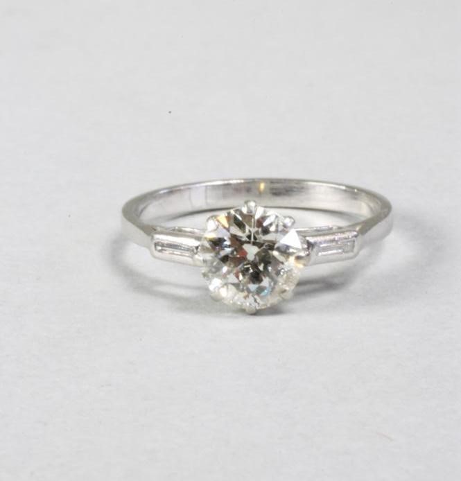 A SOLITAIRE DIAMOND RING Image