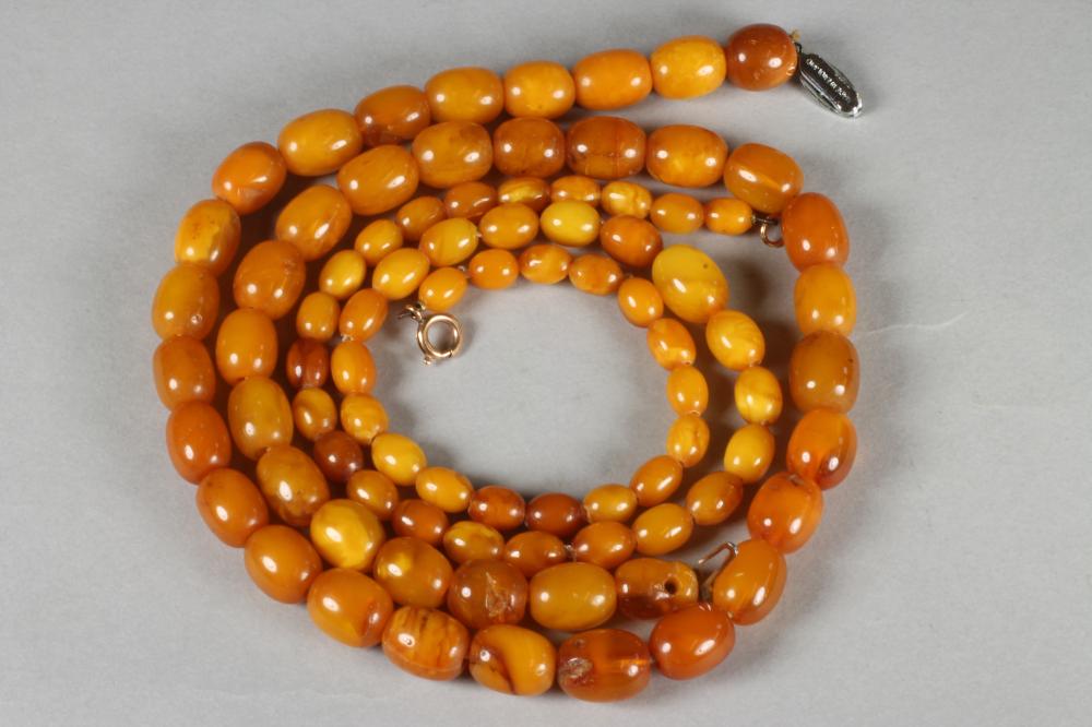 AN AMBER BEAD NECKLACE Image