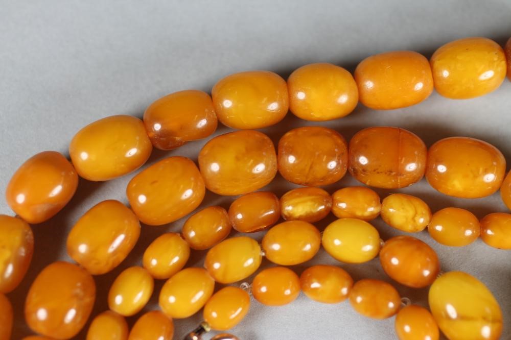 AN AMBER BEAD NECKLACE Image