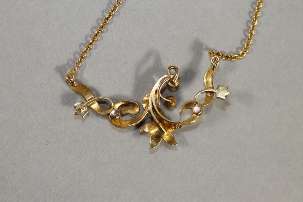 A LATE VICTORIAN 15CT GOLD NECKLACE Image