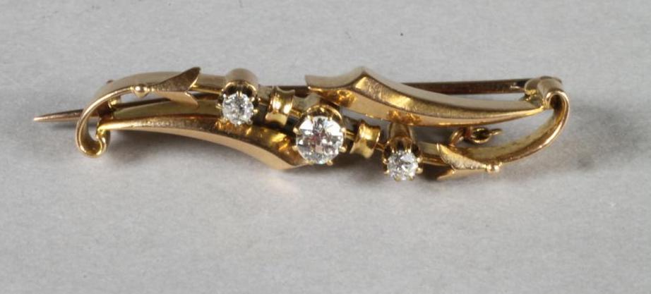 A VICTORIAN 15CT GOLD SCROLL BROOCH Image