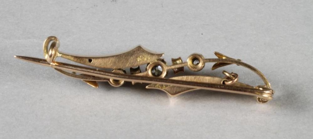 A VICTORIAN 15CT GOLD SCROLL BROOCH Image